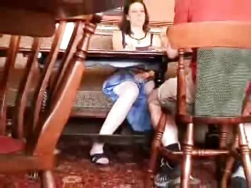 Krūtinga brunetė bai ...
